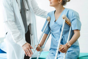 Injured lady talking with her doctor on misdiagnose result.